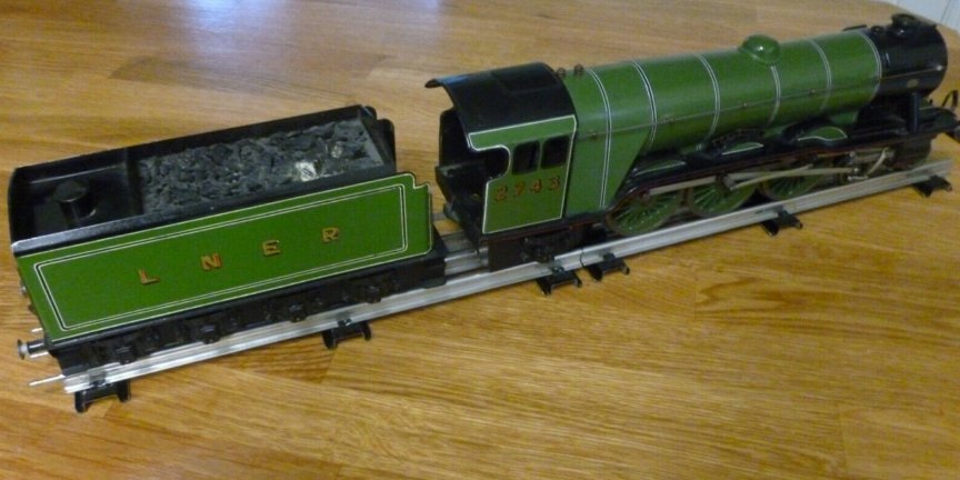 Bassett-Lowke electric LNER A3 Class 4-6-2 tender locomotive Felstead, green, number 2743
